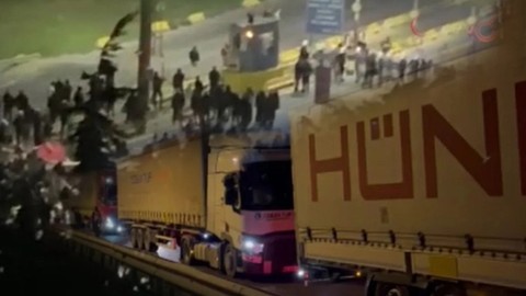 İsrail’e mal götüren firmayı protesto için liman yolunu kapattılar