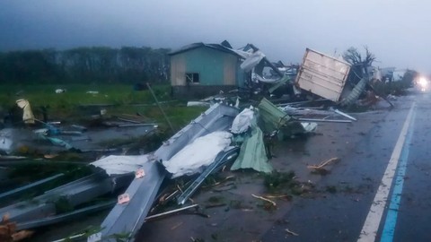 Kong-rey Tayfunu Tayvan'ı esir aldı: Yüzlerce kişi yaralandı