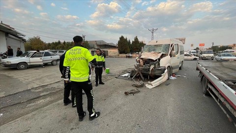 Şanlıurfa'da işçi servisi ile tır çarpıştı: 12 yaralı