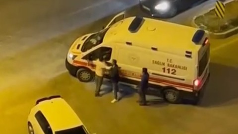 Adana'da trafik ortasında tartışma! Ambulans şoförü ve sürücü tartıştı