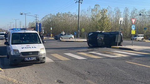 Sakarya'da trafik kazası: Hafif ticari araca çarpıp devrildi