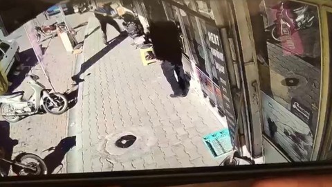 Alacak verecek meselesinden kavga çıktı! Sopayla dükkan camlarını indirdi