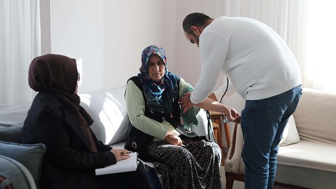 Gebze Belediyesi'nden anlamlı hareket! Yaşlılar hanelerinde ziyaret edildi
