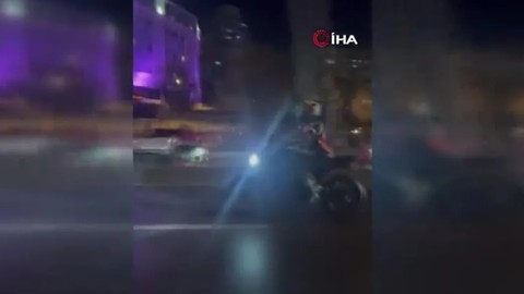 Esenyurt'ta tehlikeli anlar! Tek teker üstünde dakikalarca motorsiklet sürdü