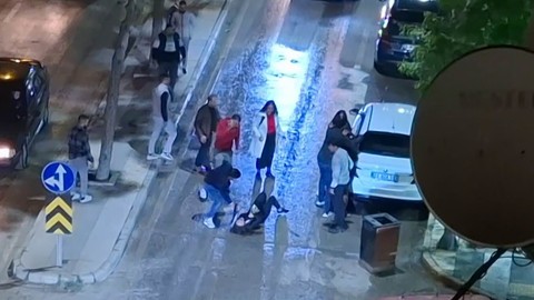 Elazığ’da sokak ortasında bir grup genç kız birbirine girdi! O anlar kameralara kaydedildi