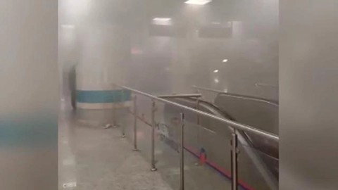 Metro istasyonunda yangın, seferler aksadı