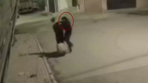 Avcılar’da şok eden saldırı! Yolda yürüyen çocuğa yumruk atıp kaçtı