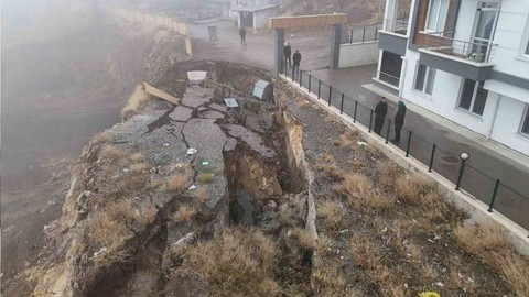 Ankara'da toprak kayması: 10 katlı bina boşaltıldı