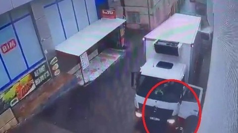 Freni boşalan kamyonun kapısında asılı kaldı, korku dolu anlar kamerada