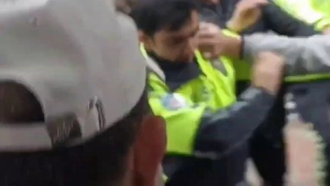 Bursa’da motosiklet sürücüsü, plakasız olduğu için polislere yumrukla saldırdı: O anlar kamerada