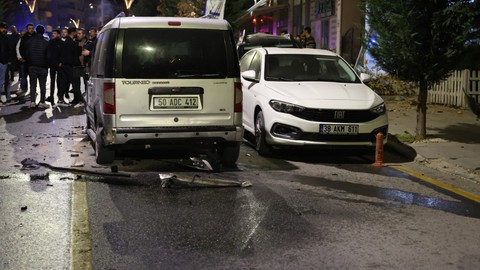 Alkollü sürücü 4 araca çarparak durabildi: O anlar güvenlik kamerasında