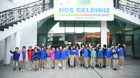 Minikler, kitap günlerinde çok mutlu