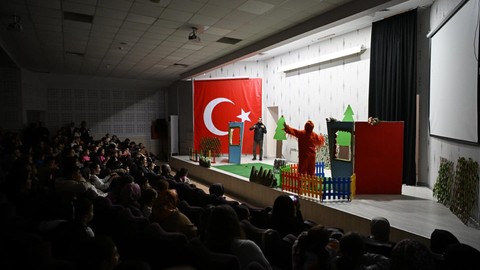 Miniklerin tiyatro keyfi
