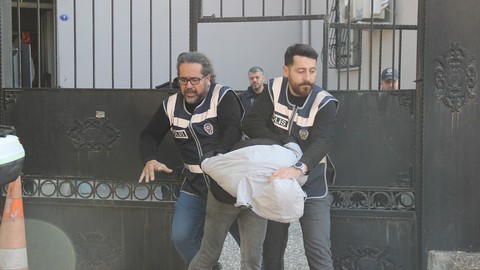İzmir'de çocuğunun boynuna bıçak dayayan baba tutuklandı