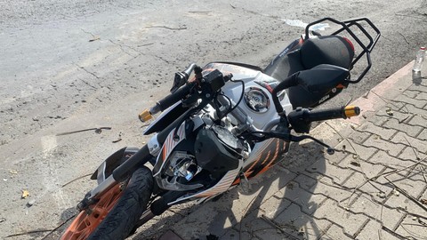 Karaman'da motosiklet ağaca çarptı: 1'i ağır yaralı