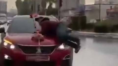 Para için düğün arabasının üzerine atladı, damattan dayak yedi