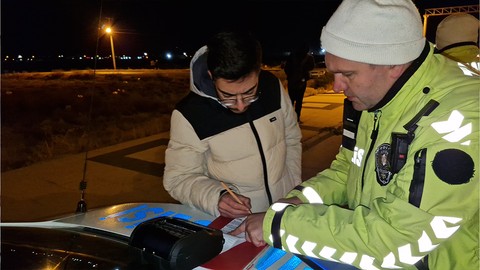 Aksaray’da yetersiz ehliyetle motosiklet kullanırken yakalanan genç, polise “Öğrenci Adamım” diyerek yardım istedi