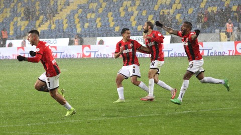 Gençler tek attı 3 aldı: 1-0