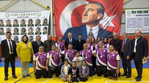Öğretmenlerin voleybol turnuvasında kıyasıya mücadele