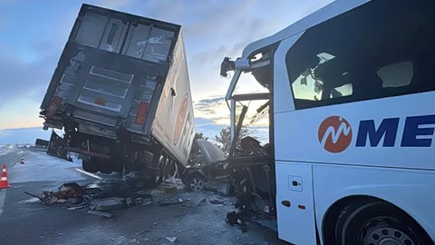 Afyonkarahisar'da zincirleme trafik kazası: Onlarca yaralı var