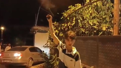 Tabancayla birbirine ateş edip o anları paylaştılar!