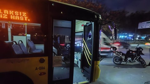 Kavga ettikleri için otobüsten indiren İETT şoförüne kaldırım taşı fırlattı