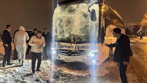 Yolcu otobüsüyle işçi servisi çarpıştı: Onlarca yaralı var!