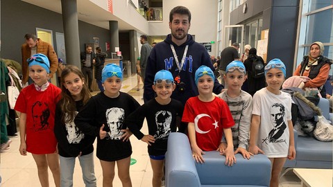 Minik yüzücüler madalyaları topladı