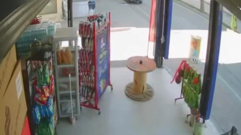 Rüzgar sebebiyle sürüklenen raf, market sahibini peşinden koşturdu