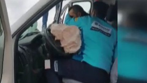 Arnavutköy'de trafik kazası! Araç içinde birbirlerine sarılarak yardım beklediler