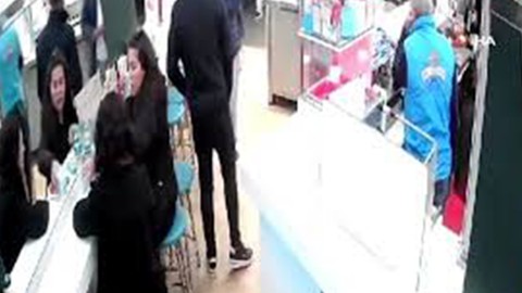 Hesabını ödememek için tabağın içine saç bıraktı! Olay güvenlik kameralarına yansıdı