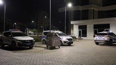 İzmir'de kız meselesinden öldürülen 3 genç, araç içerisinde başlarından vurulmuş