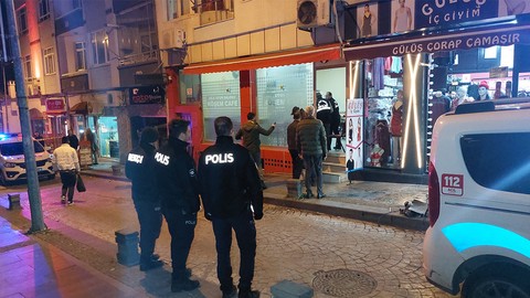 Kafe sahibi, tost satmaya başlayan kahvehaneye silahlı saldırı düzenledi: 2 yaralı