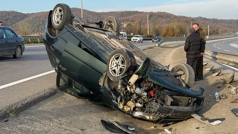 Sakarya'da trafik kazası: Kontrolünü kaybedip takla attı