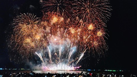Tayland havai fişek festivali ile ışıl ışıl oldu