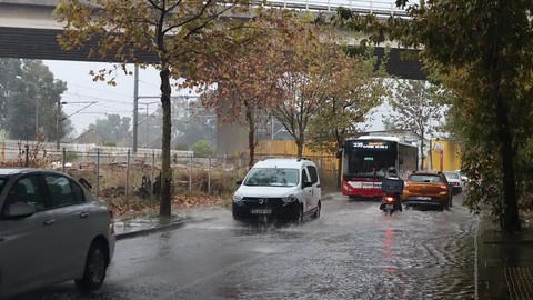 İzmir'i sağanak yağış vurdu!