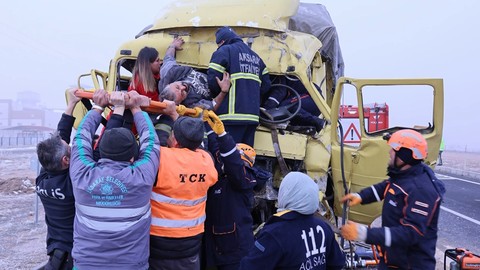 Kamyona arkadan çarptı, araç kabininde sıkıştı