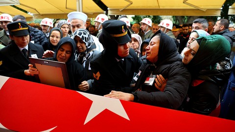 Şehit olan Uzman Çavuş Eren Kızıldağ'ın cenazesinde eşinin feryadı yürekleri burktu