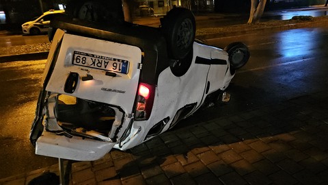 Antalya'da trafik kazası! Araçtan fırlayan gençler yola savruldu