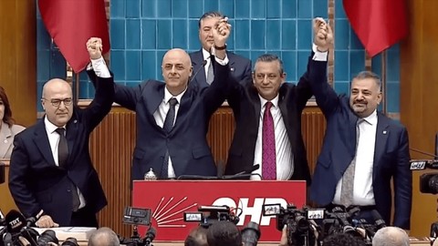 İYİ Parti'den istifa eden Ümit Özlale, CHP'ye katıldı, rozeti Özgür Özel taktı