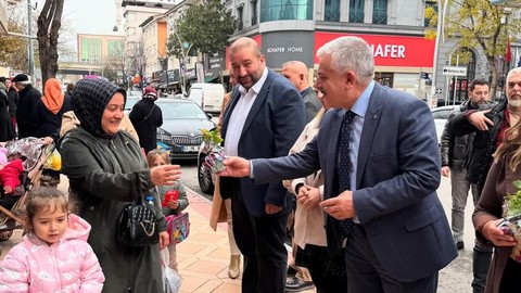 MHP Kocaeli'den Dünya Kadın Hakları Günü programı: Kadınlara çiçek dağıtıldı