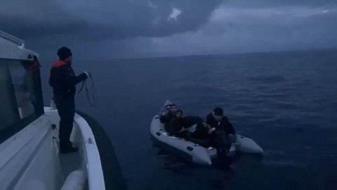 Lastik botlardaki göçmenler kurtarıldı