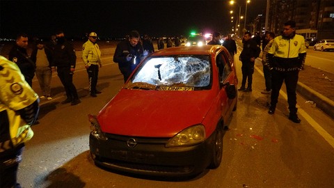 Motosiklet kazasında hayatını kaybetti! Yakınları karşı tarafın otomobiline saldırdı