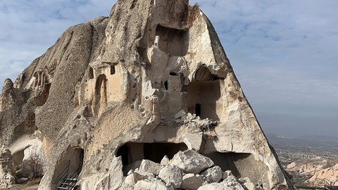 Nevşehir'de peribacası böyle çöktü! Güvenlik kamerasına yansıdı