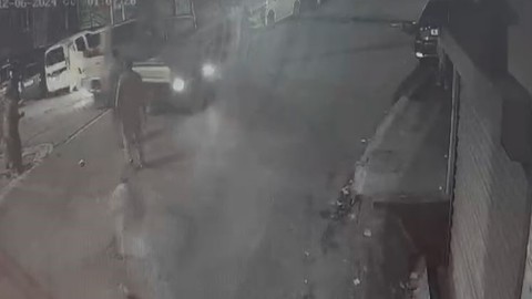 Esenyurt'ta iki aile arasında kavga çıktı! Olay anı kameralara yansıdı