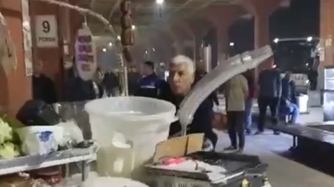 Pazarda tezgahına el koyulan adam güçlükle sakinleştirildi