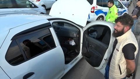 Polisin 'dur' ihtarına uymadı! Ehliyetsiz sürücüye ceza kesildi