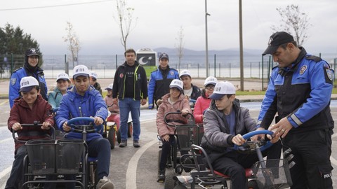 Özel bireylere trafiği öğrettiler!