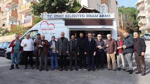 İzmit Belediyesi kent sakinlerine ikramlar dağıttı