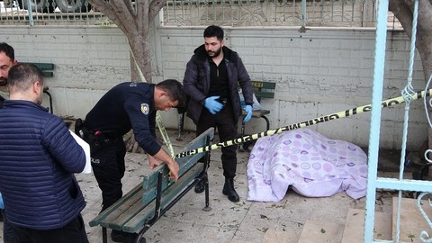 Antalya'da üç gündür cami avlusunda kalan şahıs ölü olarak bulundu